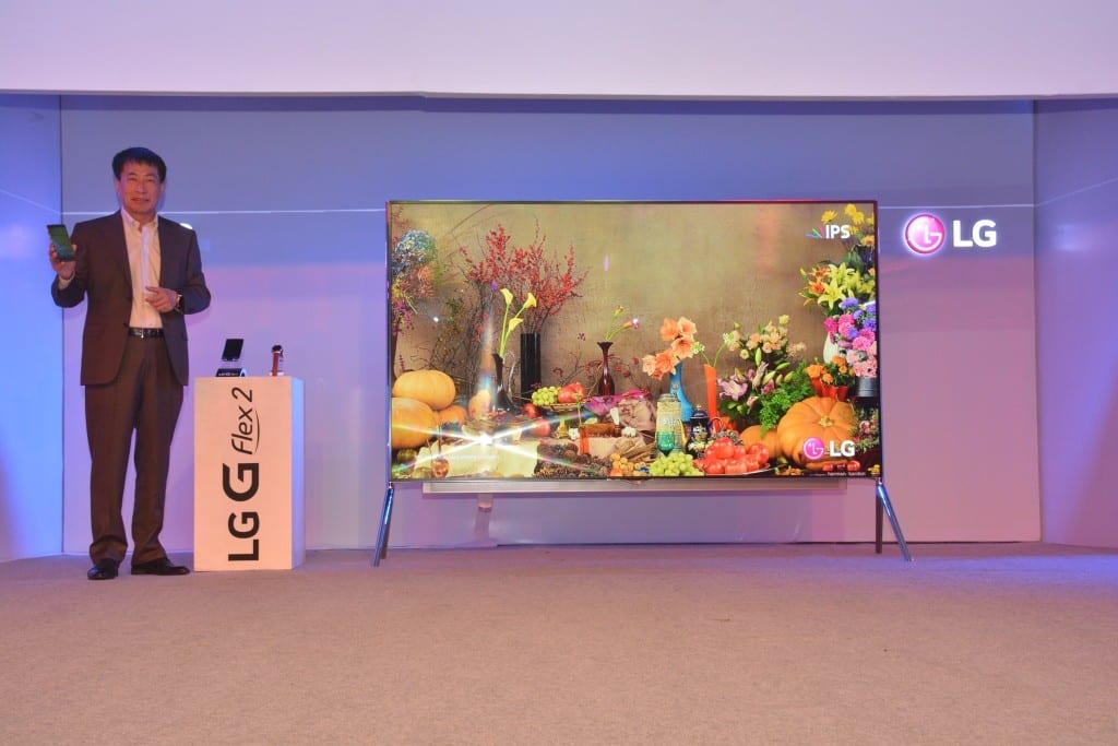 Mr. Soon Kwon MD LG India with the newly launched LG GFlex 2 and  LG 98 4K UHD TV