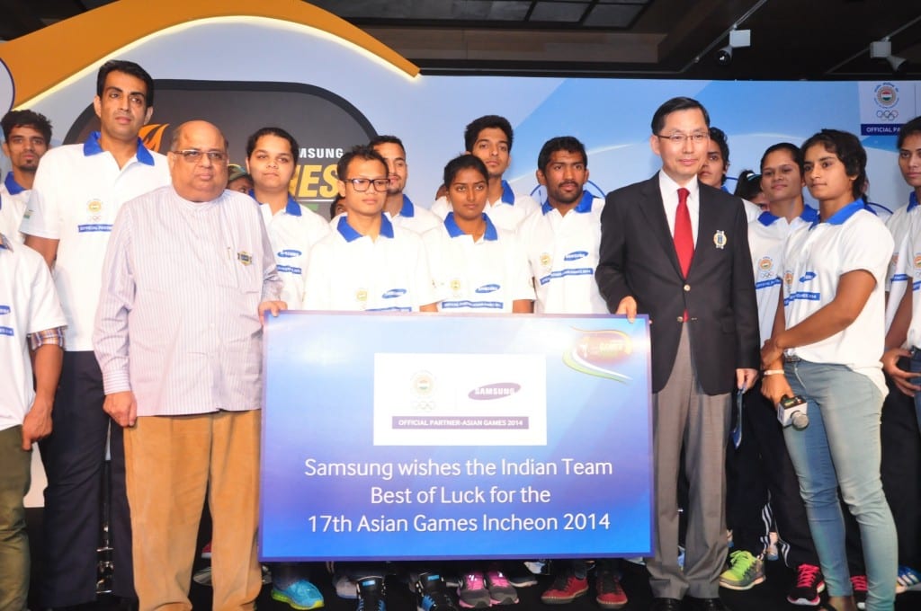 B.D Park, President & CEO, Samsung South West Asia and N. Ramachandran, President ,Indian Olympic Association give their best wishes to “ Samsung Sports Ratnas” for the 17th Asian Games at Incheon in New Delhi