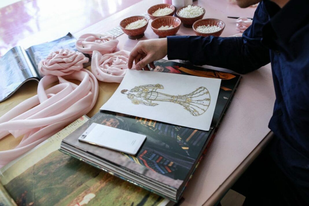 Ly Qui Khanh design outfit based on the OPPO R5 Ly Qui Khanh design outfit based on the OPPO R5