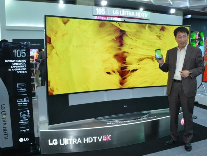 Mr. Soon Kwon MD LG India with the LG 105 5 K TV and LG GFlex 2