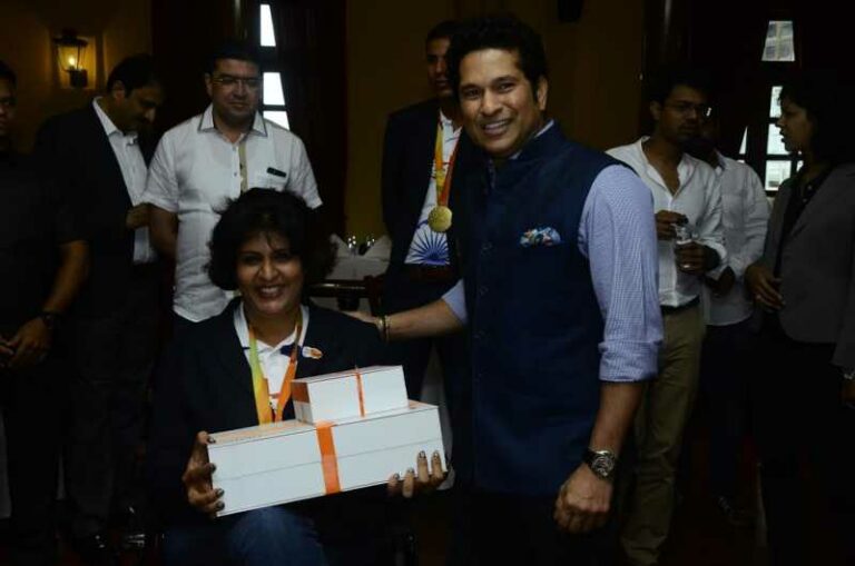 Sachin Tendulkar presents Smartron tbook & tphone to Paralympic winners