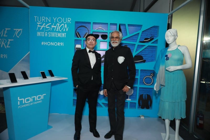 Peter Zhai, President, Huawei India Consumer Business Group with Sunil Sethi, President FDCI at Honor Show, AIFW