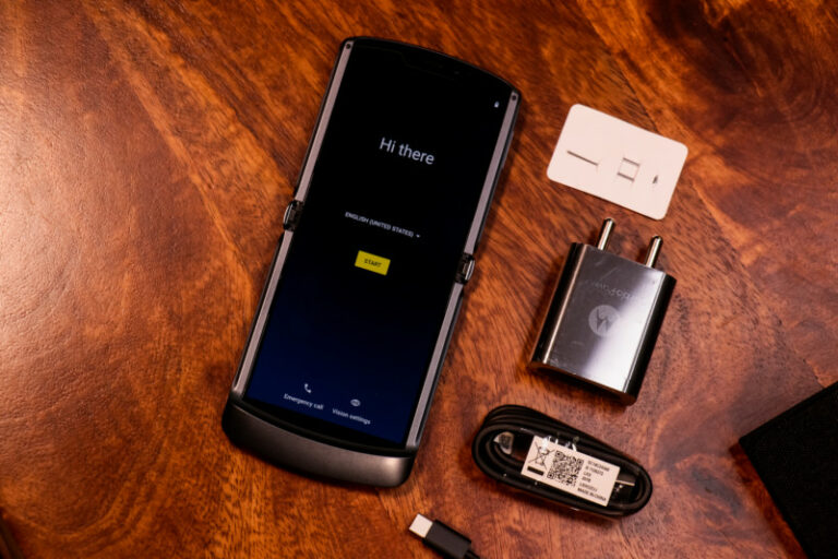 Motorola Razr 5G razes the foldable clamshell smartphone competition